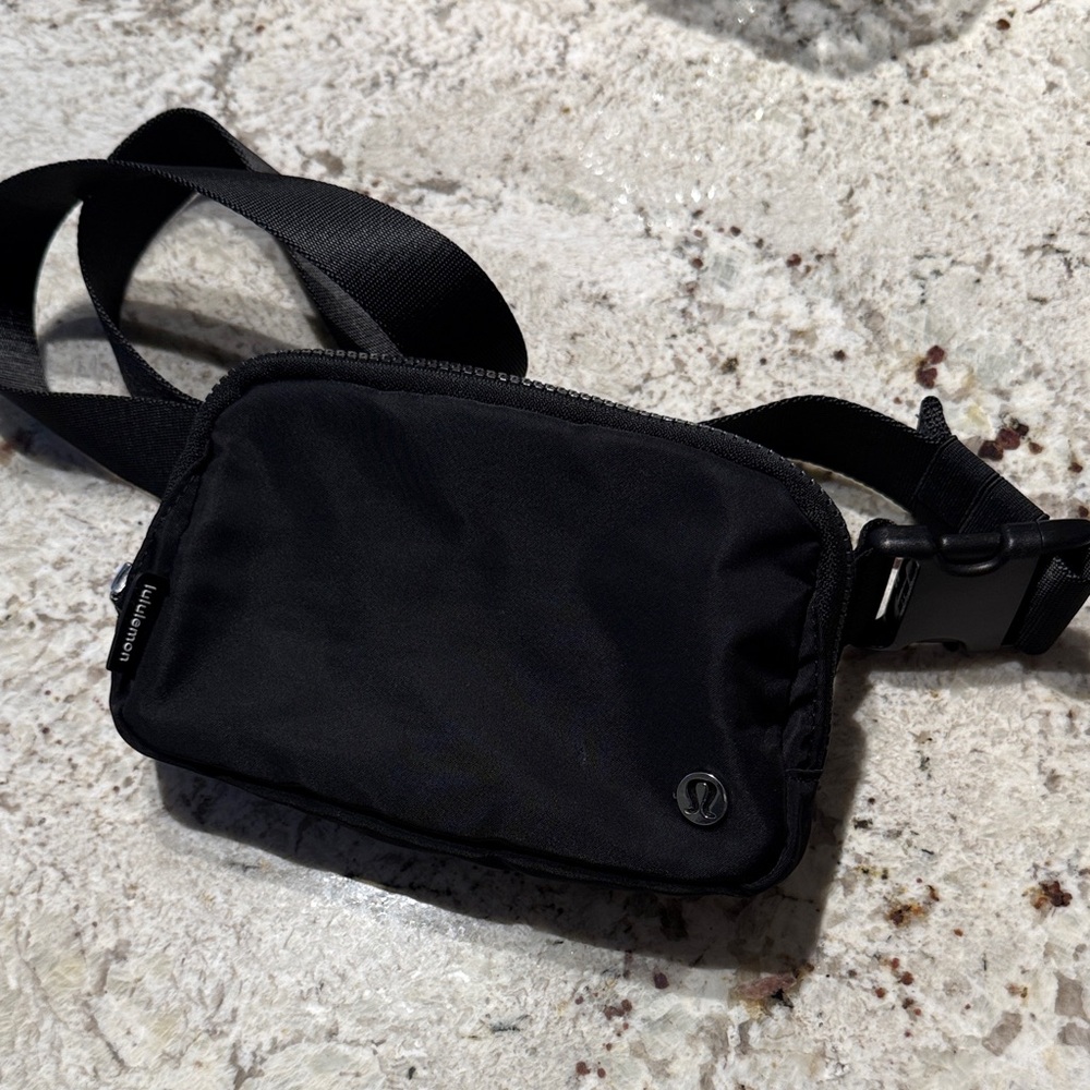 lululemon everywhere Black Belt Bag 1L